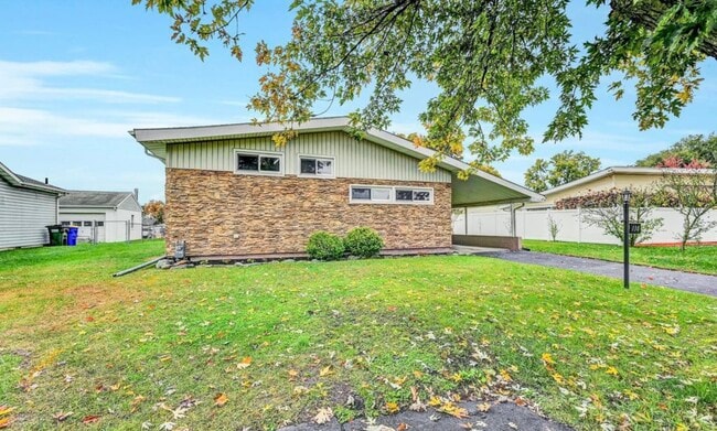 Building Photo - 130 Hull Dr