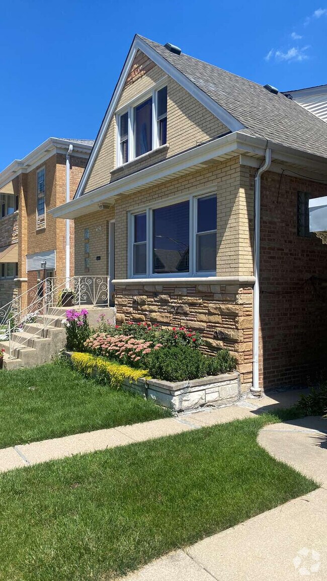 Catalpa Park Apartments for Rent with Utilities Included Chicago, IL