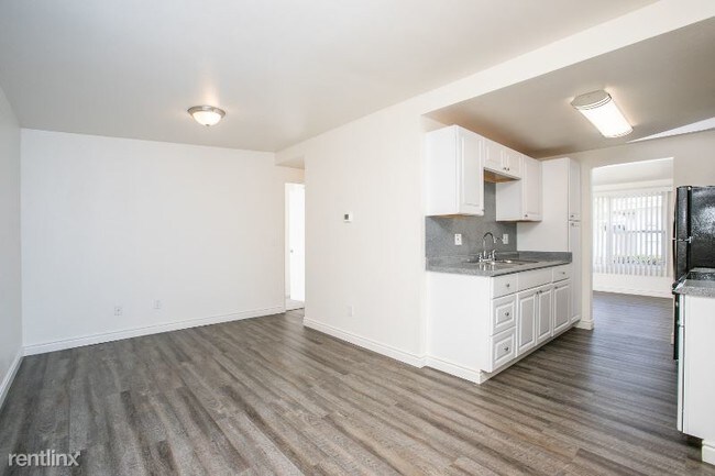 Building Photo - 2 br, 1 bath Apartment - 1627 E. 9th Street