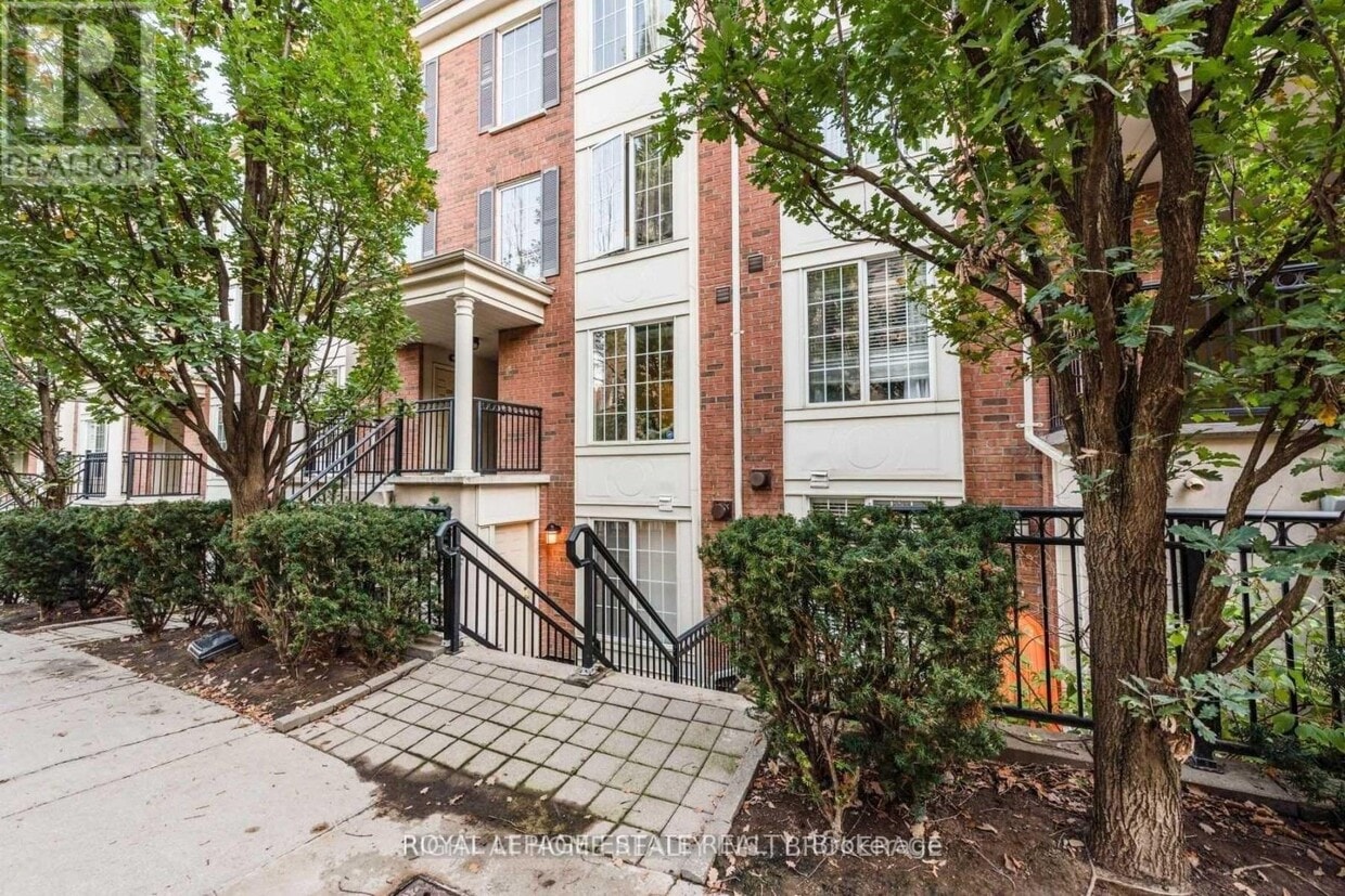 Photo principale - 5-1515 Everson Dr