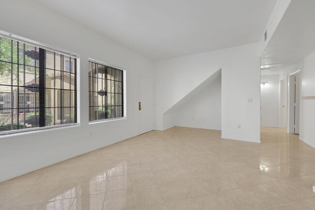 Building Photo - 2 bedroom Townhouse