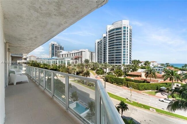 Foto del edificio - 5900 Collins Ave