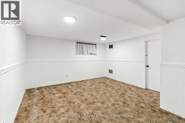 Building Photo - 83 Sherwood Rd E