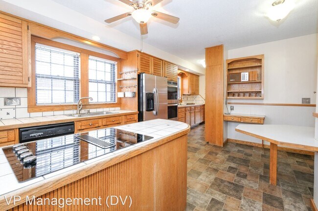 Foto del edificio - 5 br, 3.5 bath House - 134 Forest Park Ave