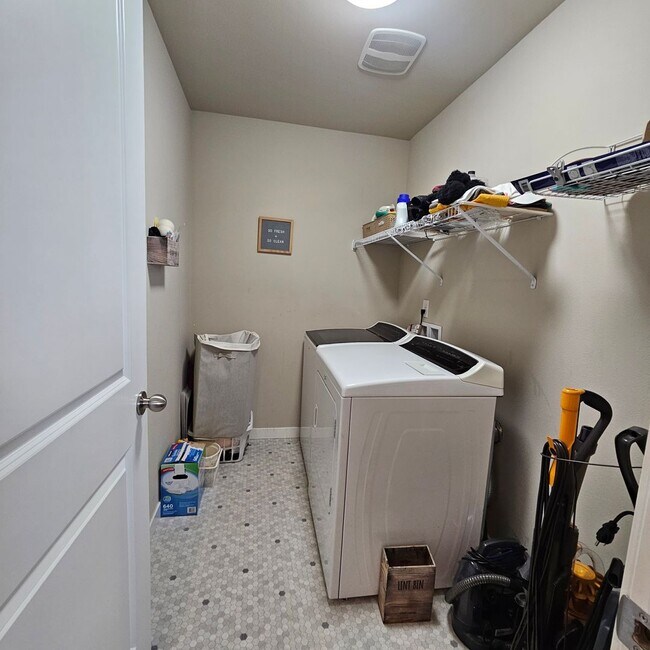 Foto del edificio - Beautiful 3-Bedroom Home Near Bases & Ferries with Fully Fenced Yard