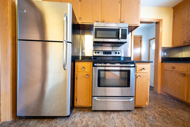 Building Photo - 922 W 61st St