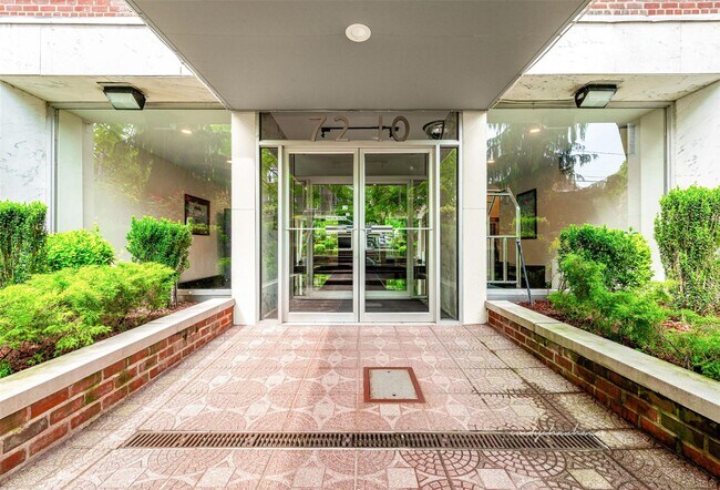 Foto del edificio - 72-10 112th St