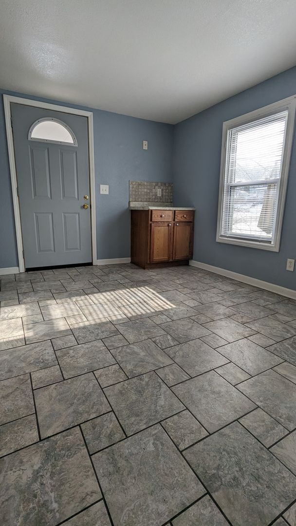 Building Photo - 3 bedroom/2 bath home