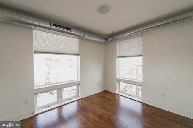 Building Photo - 2617 W Girard Ave