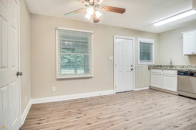 Building Photo - 858 Commodore Dr NW