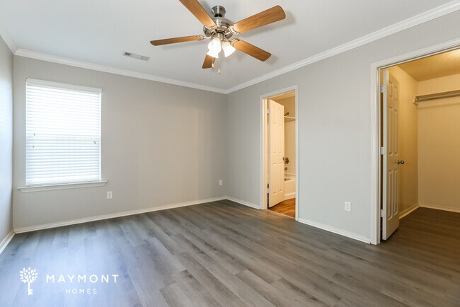 Building Photo - Stunning 3 Bedroom with Large Backyard!