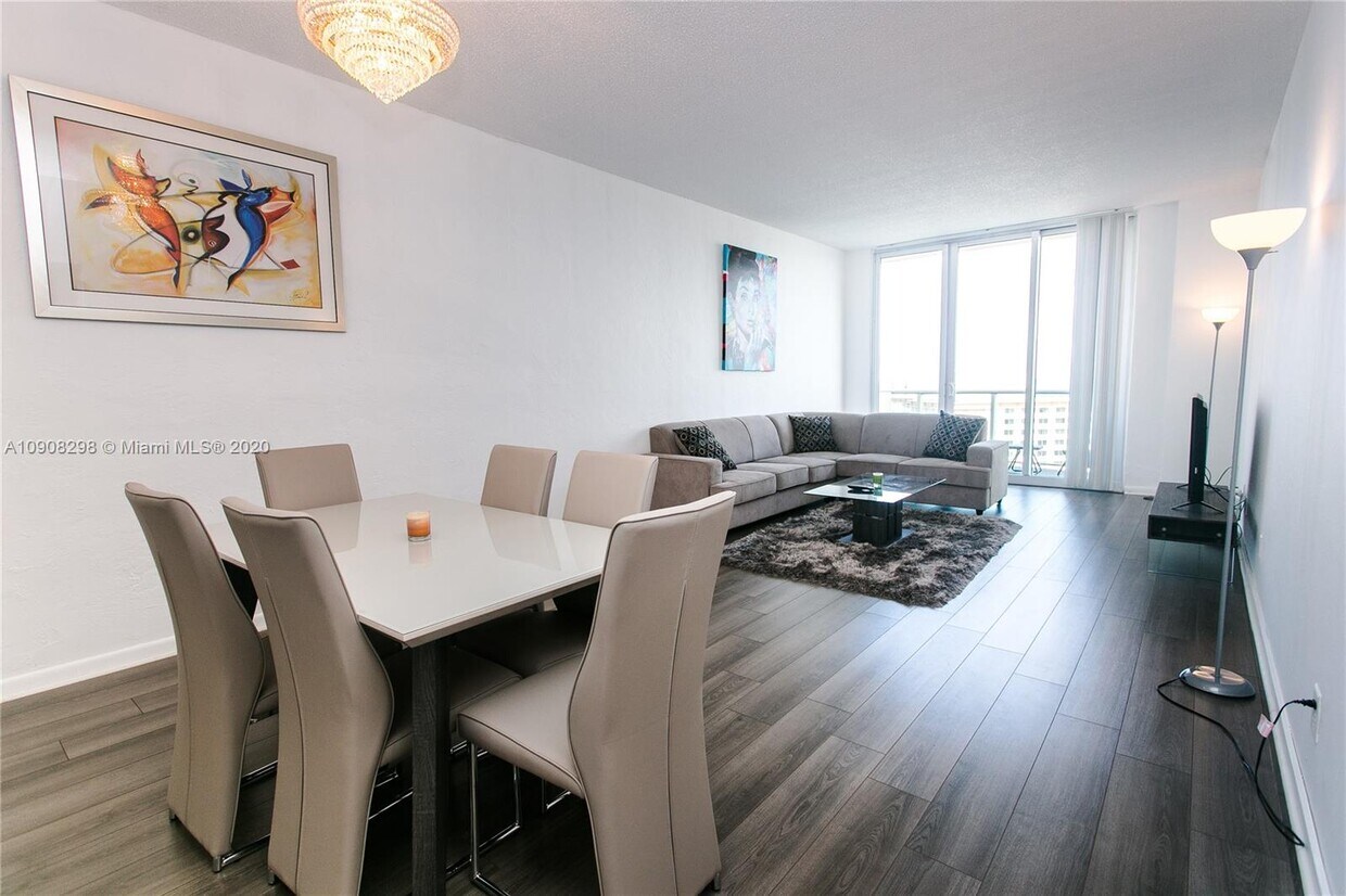 Foto principal - 19370 Collins Ave