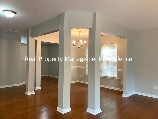 Foto del edificio - Amazingly Spacious Residence, Available In...