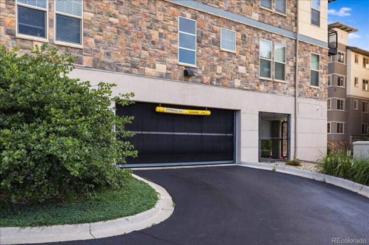 Foto principal - Stunning 2 bed/2 bath Condo With Mountain ...