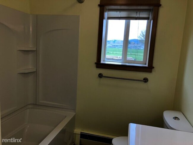 Building Photo - 3 br, 1 bath Apartment - 216B E Lincoln St