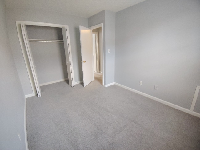 Foto del edificio - 15 Ferguson Dr