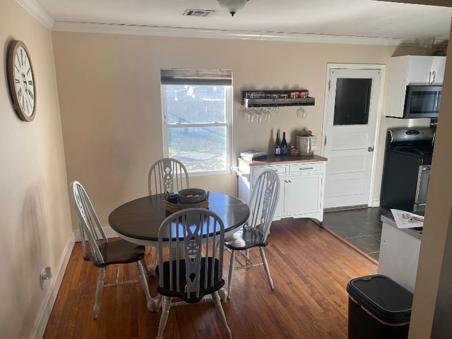 Foto del edificio - 4830 S Detroit Ave