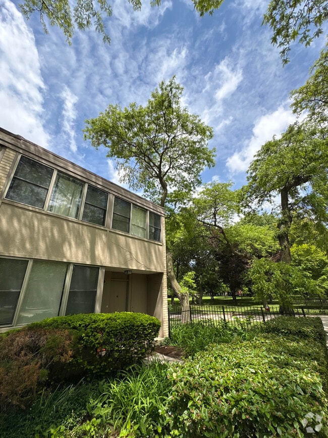 Building Photo - 816 S Ada St