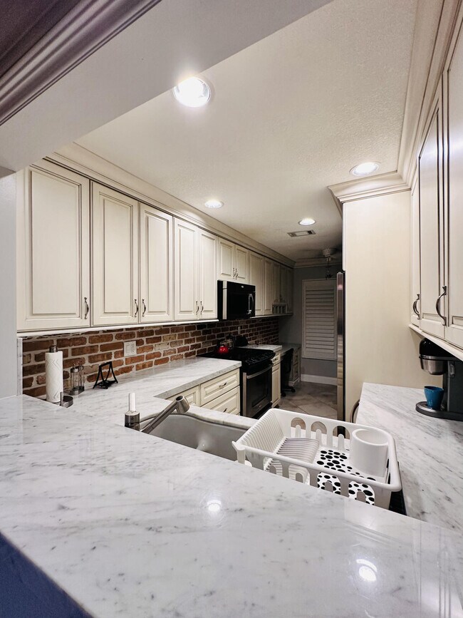 Building Photo - 842 SE 19th Ave