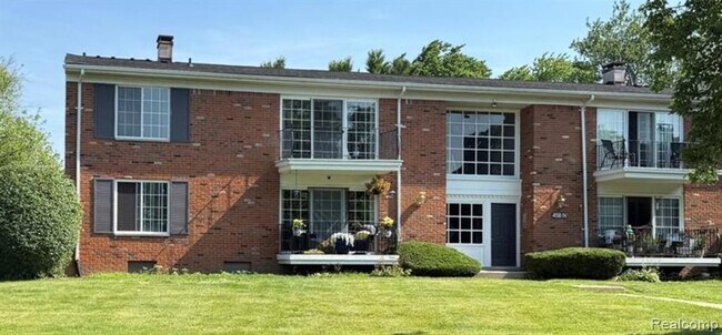 Foto del edificio - 458 Fox Hills Dr S