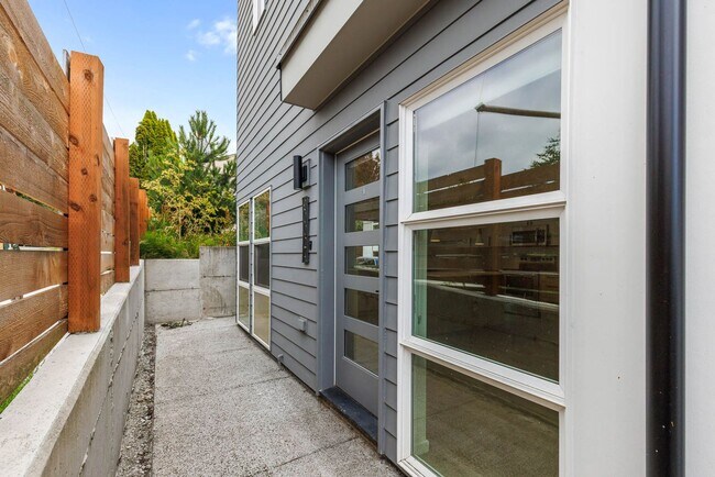 Foto del edificio - Modern Standalone Townhome with Private Rooftop Deck