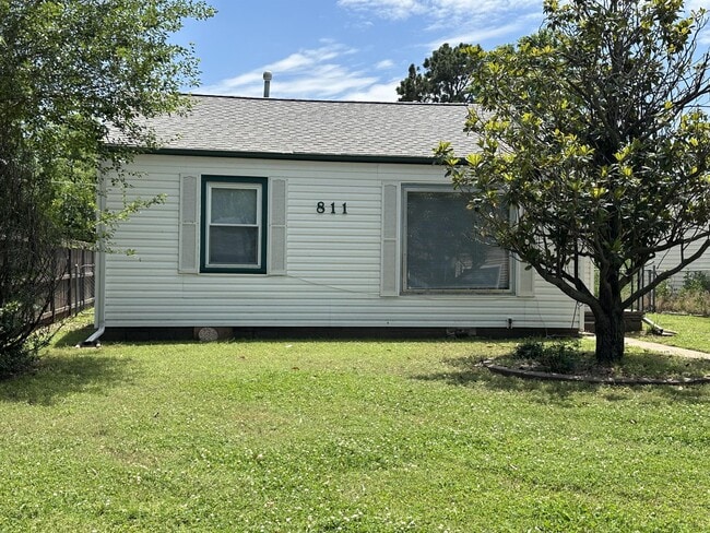 Building Photo - 811 W Rush Ave