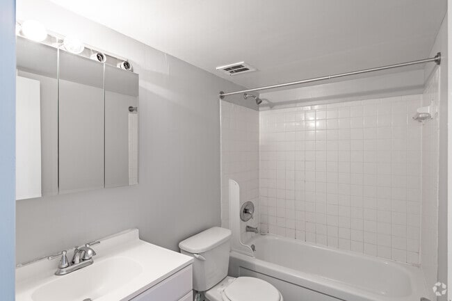 1BR, 1BA - 850SF - Bathroom - West Summerset Apartments