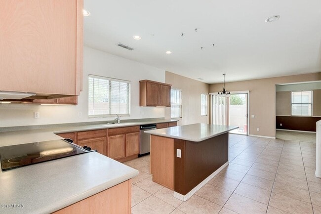 Foto del edificio - Charming 3 Bed + Den 2.5 Bath Home with 2 ...