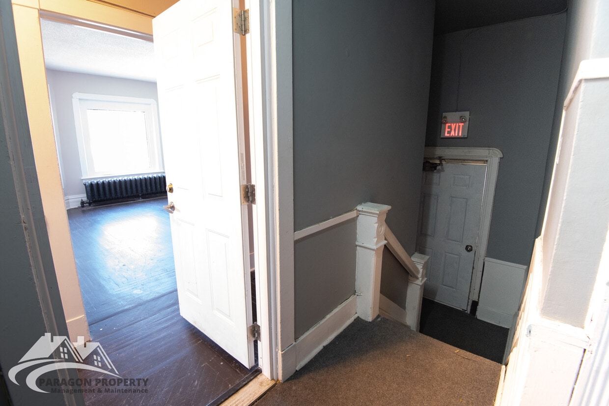 Primary Photo - 265 Queen St