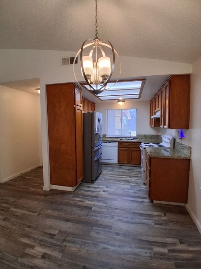 Building Photo - 2068 W Magill Ave
