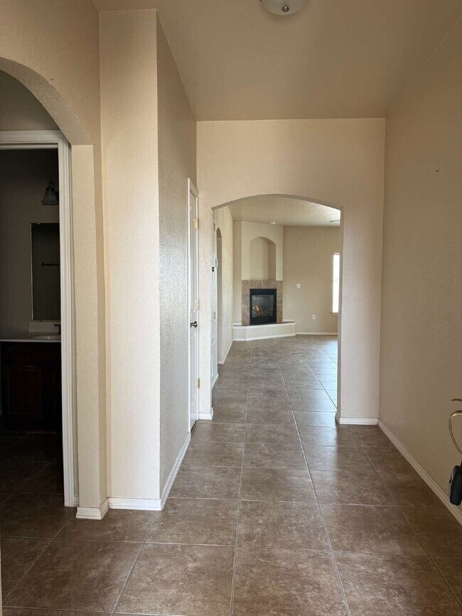 Foto del edificio - Cozy three-bedroom two bath at a great location! 10429 Silvercloud Drive, El Paso, Texas 79924