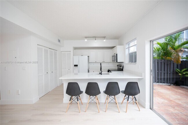 Foto del edificio - 5265 NW 112th Ave