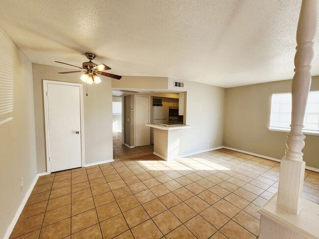 Foto del edificio - 1 bed 1 bath downstairs Apt in Monterey Square Apts