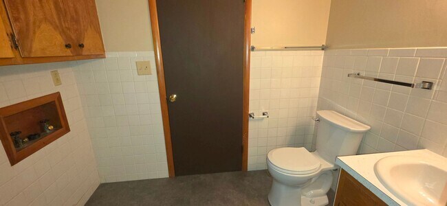 Building Photo - 3 Bedrooms 2 Bathrooms  $1195!
