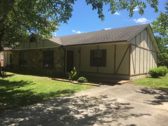 Building Photo - 735 Bradley Dr