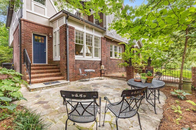 Foto del edificio - 2417 Glenwood Dr NE