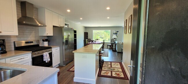 Building Photo - 6170 Saint James Ct