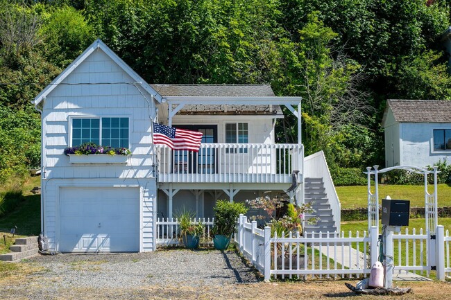 Building Photo - 2 br, 1 bath House - 1535 Beach Drive E
