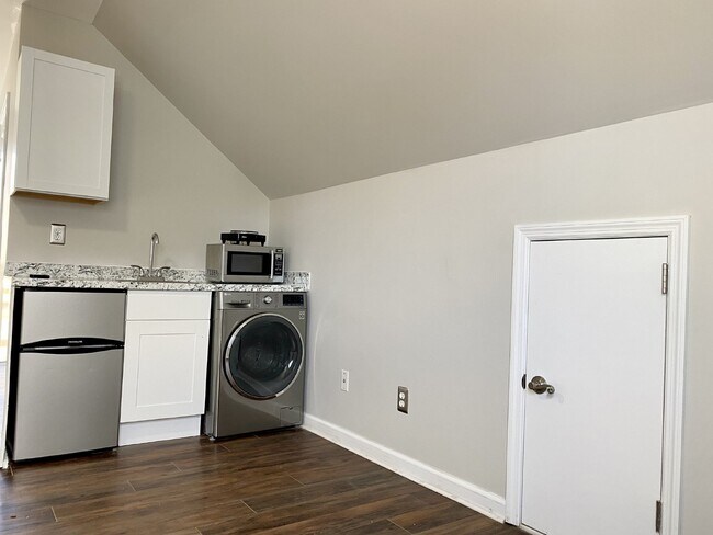 Foto del edificio - Bluffton Park Garage Apartment For Rent!
