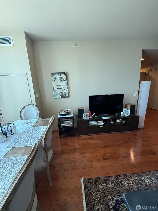 Building Photo - 425 1st St