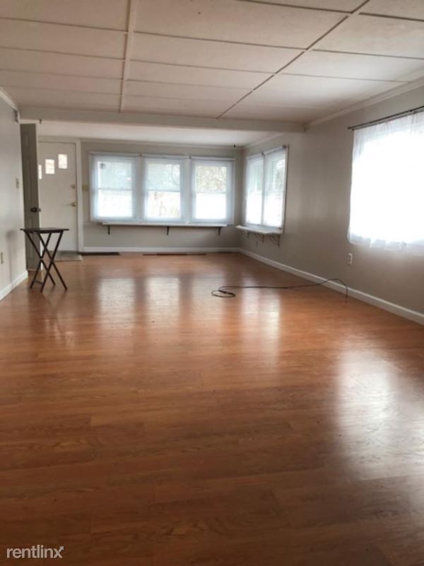 Building Photo - 3 br, 1 bath House - 33 Smith Beach Rd