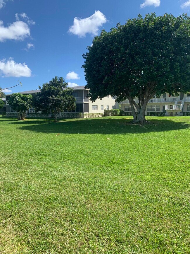 274 Camden L, West Palm Beach, FL 33417 Condo for Rent in West Palm