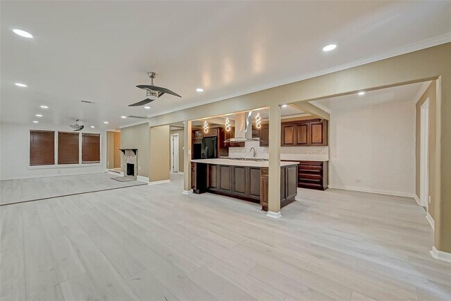 Building Photo - 7506 Del Monte Dr