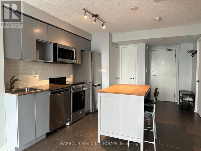 Building Photo - 4301-15-2315 Fort York Blvd