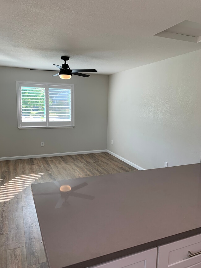 Spacious living room with bright light - 2500 Gerald Way