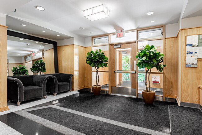 Photo du bâtiment - 150 Farnham Ave