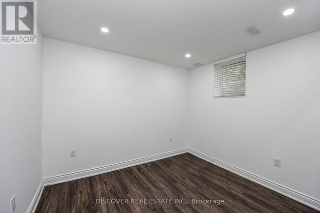 Building Photo - 809 Bloor St