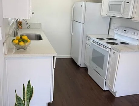 Kitchen - 14718 Magnolia Blvd