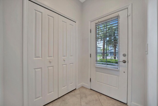 Building Photo - Stunning 3 bedroom Townhouse in Amenity-Ri...