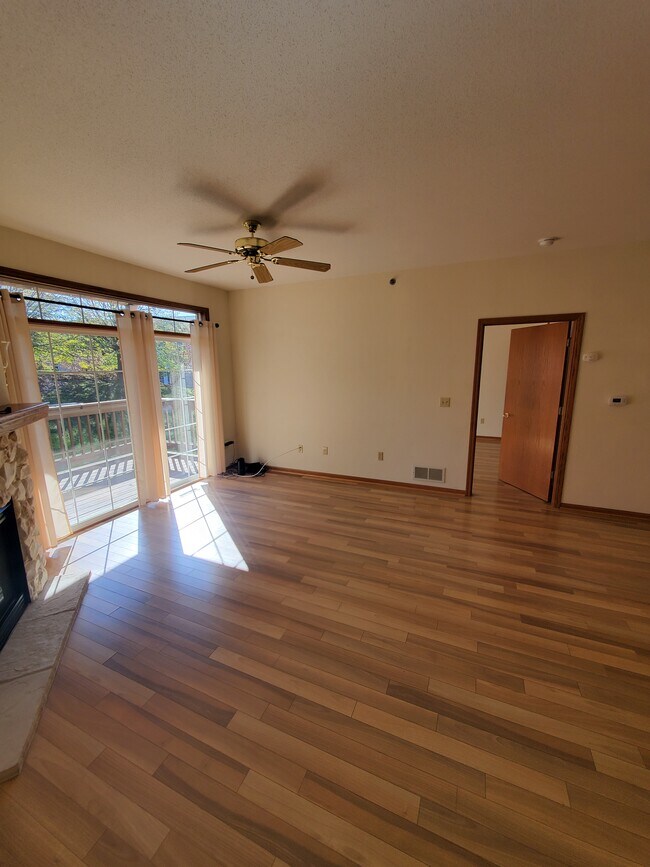 Building Photo - Beautiful 3BED/3BATH Franklin Condo